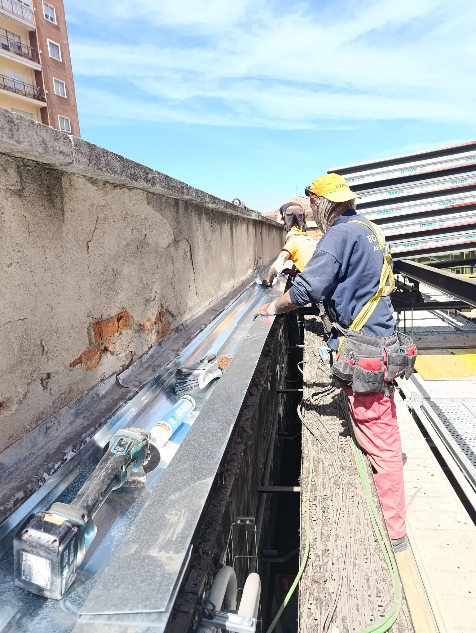 Foto del proyecto DESAMIANTADO SALA DE CALDERA DEL HOSPITAL CLÍNICO UNIVERSITARIO DE LA RONDILLA